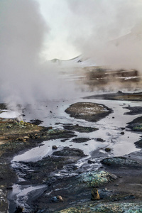 冰岛北部 Hverir 的地热区, 靠近 Myvatn 湖和阿库雷里。冰岛东北部。泥盆沸腾, 地面五彩而裂。冰岛北部 Hvera