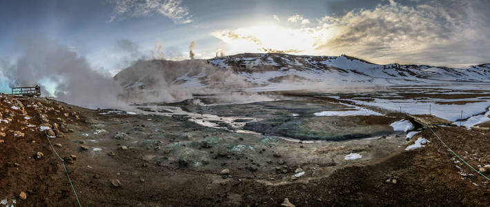 冰岛北部 Hverir 的地热区, 靠近 Myvatn 湖和阿库雷里。冰岛东北部。泥盆沸腾, 地面五彩而裂。冰岛北部 Hvera