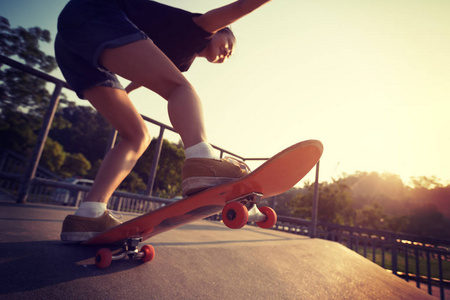 skatepark 坡道上的年轻女性滑板滑板