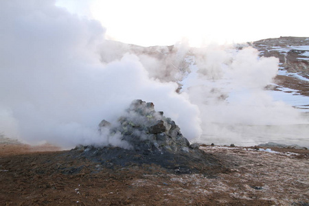 冰岛北部 Hverir 的地热区, 靠近 Myvatn 湖和阿库雷里。冰岛东北部。泥盆沸腾, 地面五彩而裂。冰岛北部 Hvera