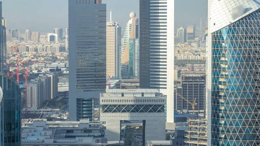 在阿联酋迪拜的扎耶德路和 Difc timelapse 大厦的天际线景观。位于金融中心的摩天大楼在日落前上空鸟瞰