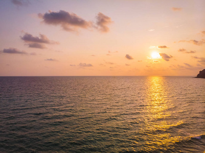 美丽的海滩和海与椰子棕榈树在天堂岛日落时间鸟瞰