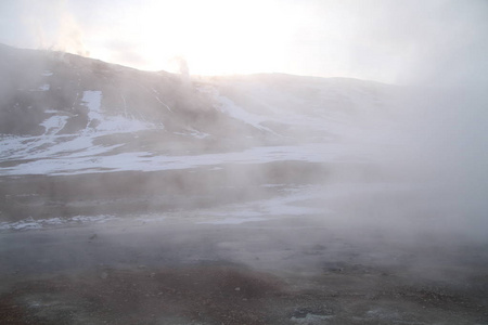 冰岛北部 Hverir 的地热区, 靠近 Myvatn 湖和阿库雷里。冰岛东北部。泥盆沸腾, 地面五彩而裂。冰岛北部 Hvera