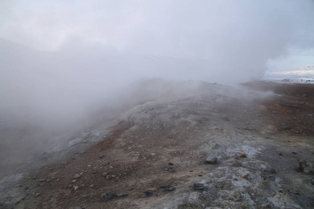 冰岛北部 Hverir 的地热区, 靠近 Myvatn 湖和阿库雷里。冰岛东北部。泥盆沸腾, 地面五彩而裂。冰岛北部 Hvera