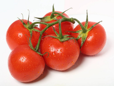 白色背景的新鲜有机西红柿。顶部视图