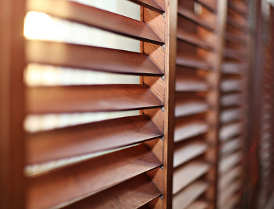 关门的木制百叶窗照片