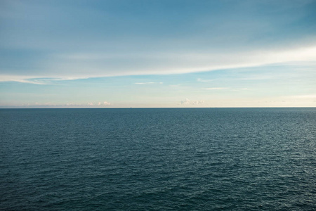 风光海景无缝图案蓝色海洋表面与美丽的地平线背景