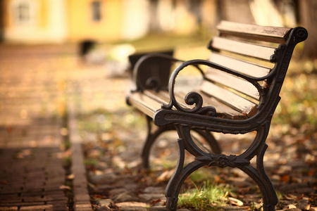 坐在秋天的公园长椅照片