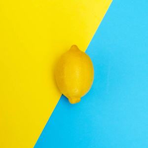 黄蓝的背景上有一个黄色的柠檬。从顶部的视图