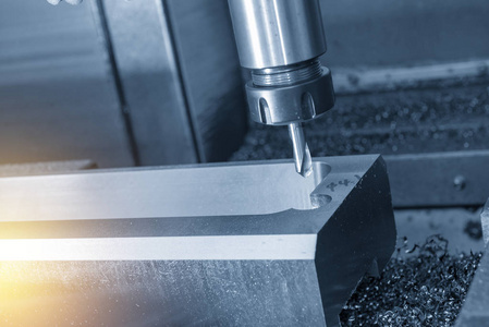 用中心钻具对轮胎模具零件钻孔的数控铣床照片