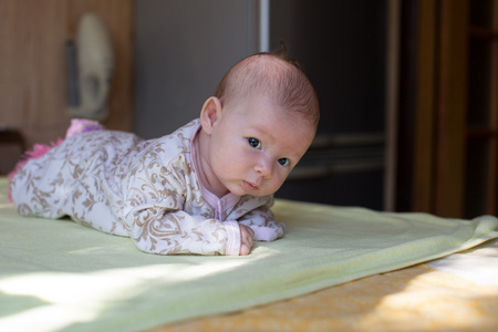 蓝眼睛的可爱的新生儿小婴儿女孩使用它为孩子 为人父母或爱概念