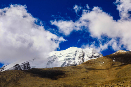喜马拉雅山的深蓝色天空和冰盖峰在白天的白云中的景观