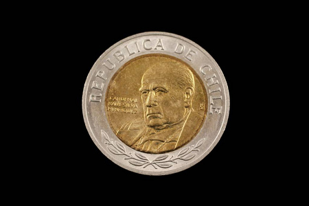 关闭一个智利 bimettalic 500 比索硬币孤立在黑色背景上