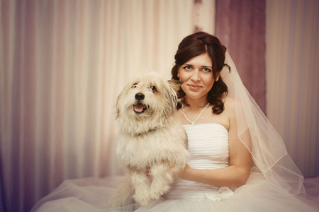 在与一条狗婚礼上新娘的肖像