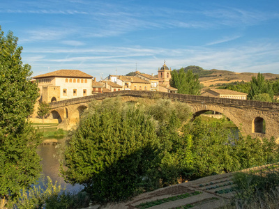 第十一世纪罗马式桥梁在 Arga 河是圣詹姆斯Puente 的方式的标志之一雷纳, 纳瓦拉, 西班牙