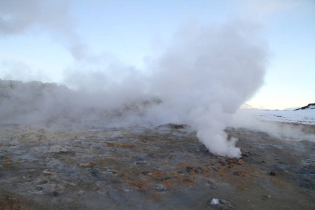 冰岛北部 Hverir 的地热区, 靠近 Myvatn 湖和阿库雷里。冰岛东北部。泥盆沸腾, 地面五彩而裂。冰岛北部 Hvera