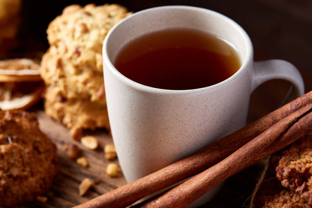 传统的圣诞茶概念与一杯热茶, 饼干和装饰品在木质背景下, 选择性聚焦