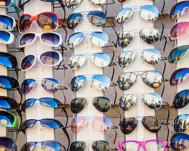 在店里展示的许多太阳镜