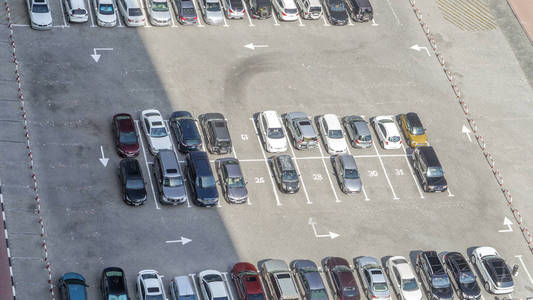 顶部的停车场 timelapse 从楼顶的摩天大楼, 与各种颜色的车辆, 如黄色, 白色, 黑色, 灰色, 银色, 蓝色等。汽车