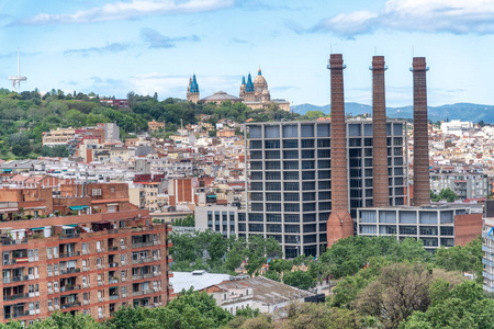 西班牙巴塞罗那与加泰罗尼亚艺术博物馆背景的鸟瞰城市景观