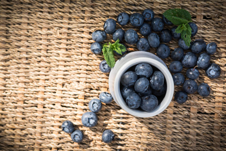 蓝 莓。新鲜采摘的蓝莓在陶瓷碗与浆果和自然背景。蓝莓被称为含有 anitoxidant 营养保健好处