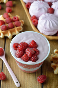 棕色背景下的山莓天然酸奶图片