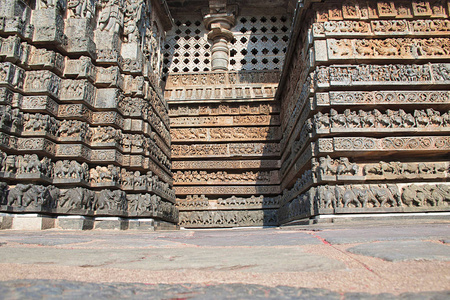 华丽的墙板浮雕 Hoysaleshwara 寺, Halebidu, 卡纳塔, 印度。从东边看