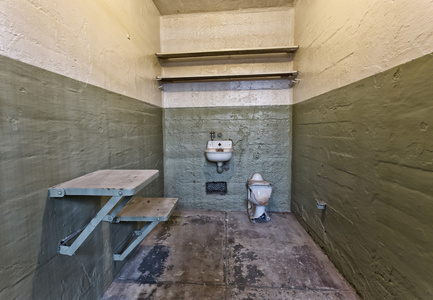 恶魔岛监狱百老汇牢房恶魔岛监狱的单元格恶魔岛联邦监狱的木刻插图