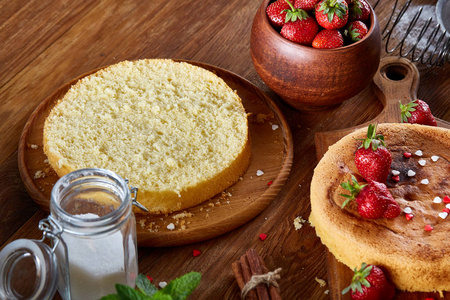美味的蛋糕与新鲜有机草莓在切割板上的木质背景, 特写, selctive 焦点