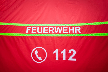 德国消防部门在帐篷上的标志。德国词 Feuerwehr 意味消防部门