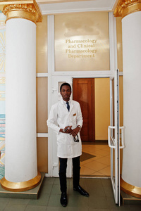 时尚的非洲裔美国医生与听诊器摆在室内