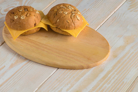木木板上的面包包子图片