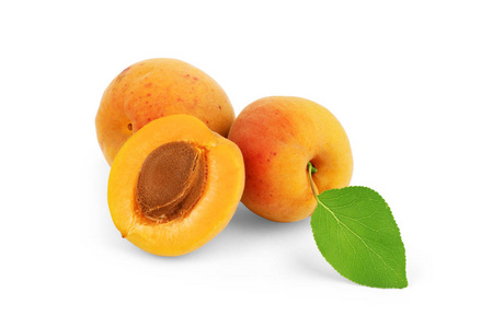孤立的杏。鲜切杏果实分离在白色的背景下，具有剪切路径