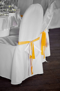 白色椅子, 带黄丝带, 婚礼装饰