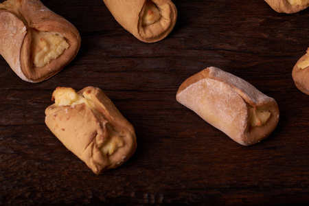 从一个木桌上的酵母面团, 与山寨干酪烘烤馅饼。小企业面包店概念
