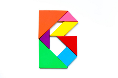 彩色七巧板拼图在白色背景下的英文字母 b 形状照片