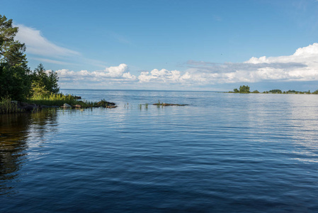 在海岛的岸边非常安静和平静, 拉扯反射对生活.