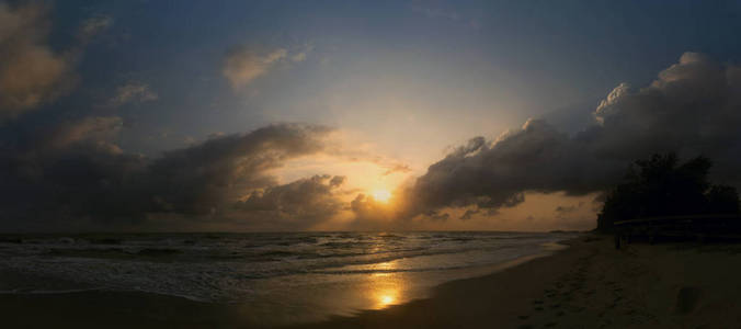 全景风景日出或日落在宋卡府海
