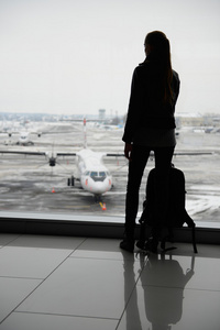 女人站在机场航站楼图片