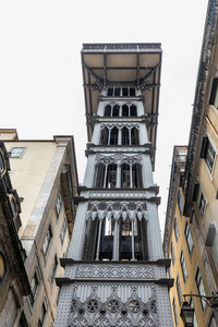 著名的圣徒司法 圣 Justa 电梯在历史悠久的市中心里斯本, 葡萄牙。目前, 它是一个国家纪念碑, 它作为一个寻找游客
