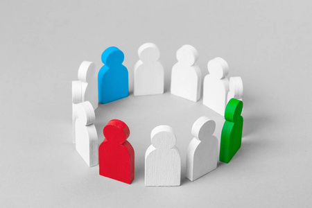 业务团队的概念领导者。人群中的白人站在圆圈, 听蓝色和红色和绿色的领导者