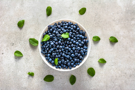 新鲜蓝莓在盘子里, 新鲜采摘的蓝色浆果, 有机食物, 健康超级食品概念