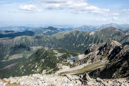 斯洛伐克西部 Tatras 山脉 Hruba kopa 峰以上山峰的 Rohacske plesa 湖