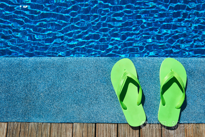 游泳池边的拖鞋