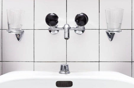 卫生间的水槽和水龙头, 黑色旋钮