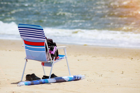 沙滩椅沙滩和夏日帽海滩俯瞰海洋家庭度假