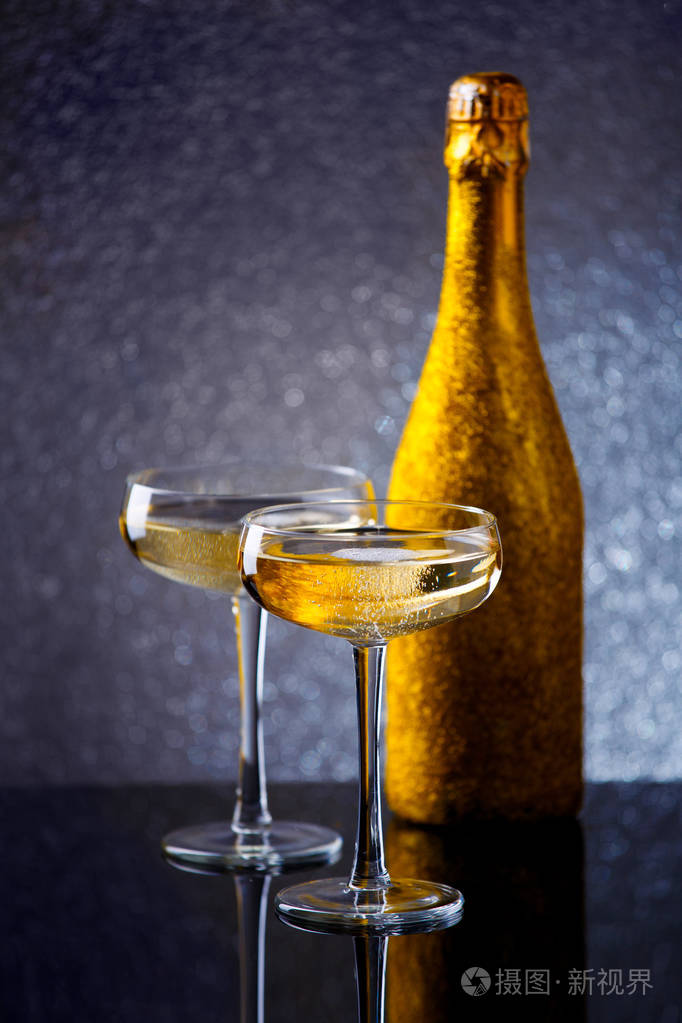双酒杯黄金包装瓶中起泡酒的图像