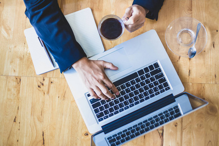 另一只手捧着一杯黑咖啡, 对工作生活或商业主题背景很有好处