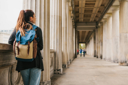 一个年轻的女孩旅行者或旅游或学生与背包旅行到 Berdlin 在德国