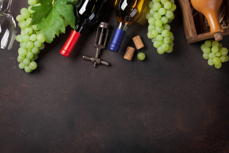 葡萄酒瓶和葡萄石桌子上。为您的文本空间的顶视图